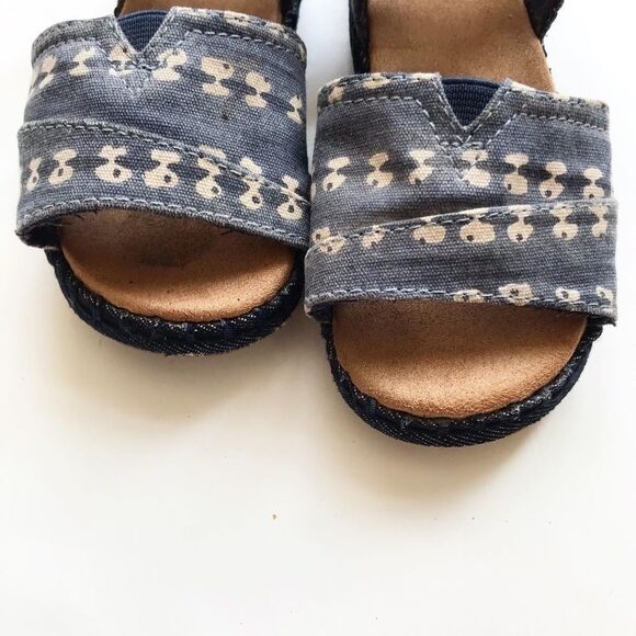 Toms chambray patterned sandals VGUC size 9 - Picture 3 of 6